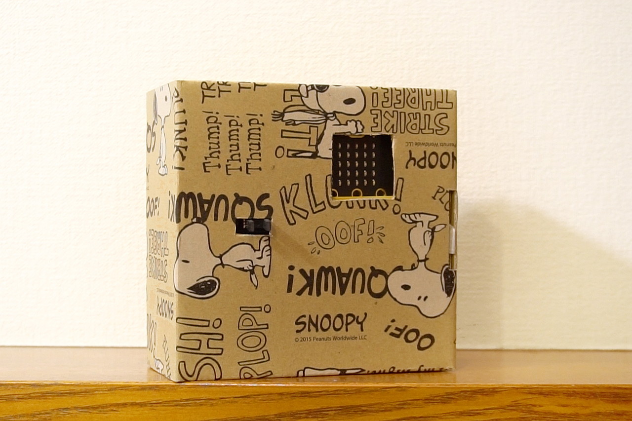 空き箱に穴をあけて内側にテープで貼りつけるだけ