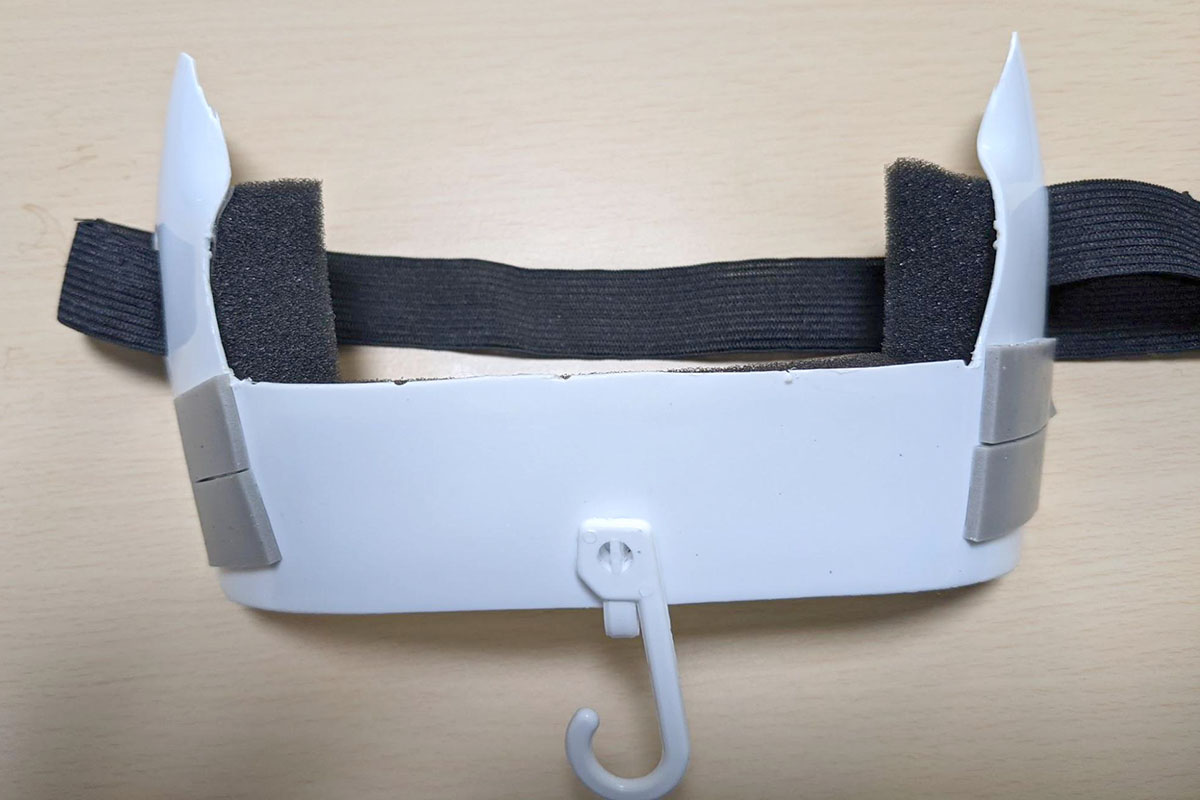 両面テープをマスクのベース両側に貼って……