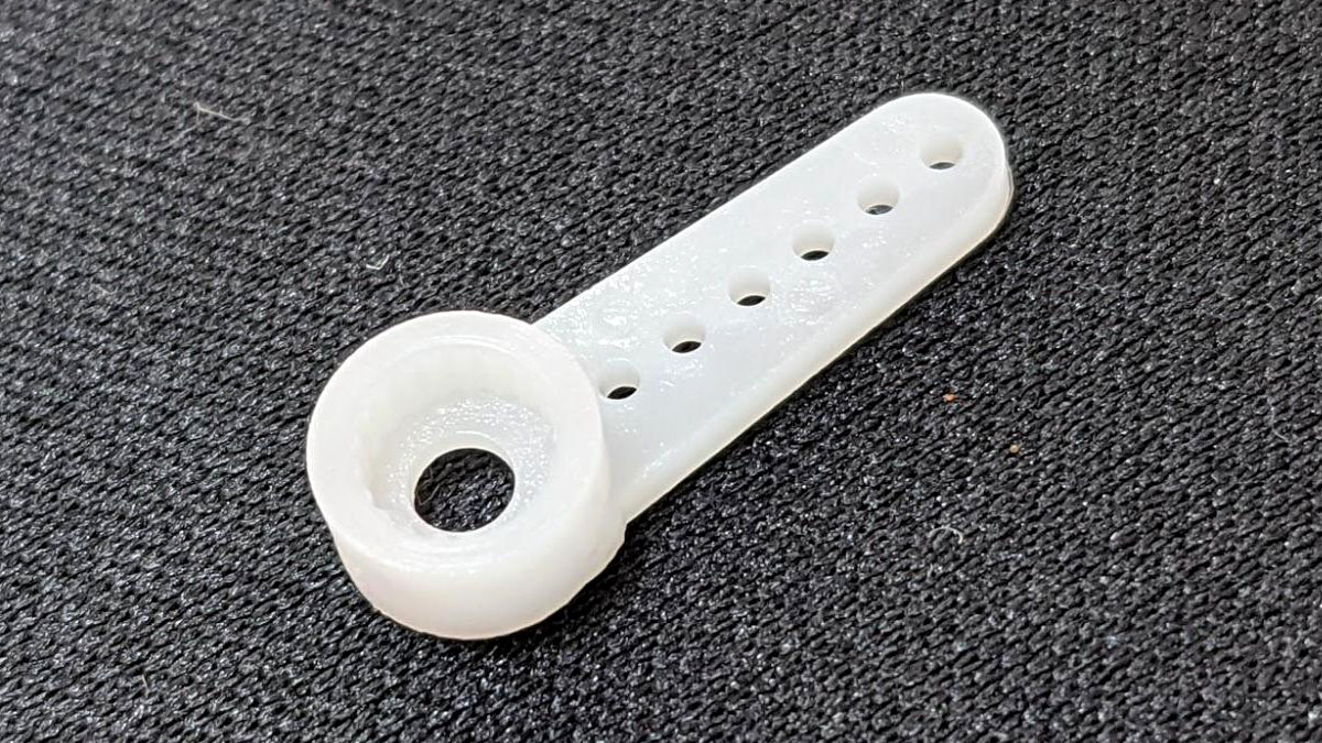 マイクロサーボに付属している部品を……