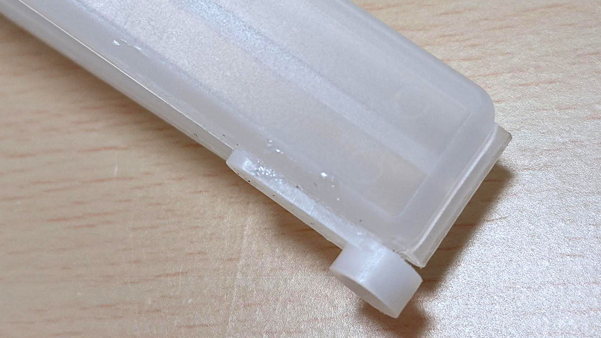 袋止めクリップに、このように接着します