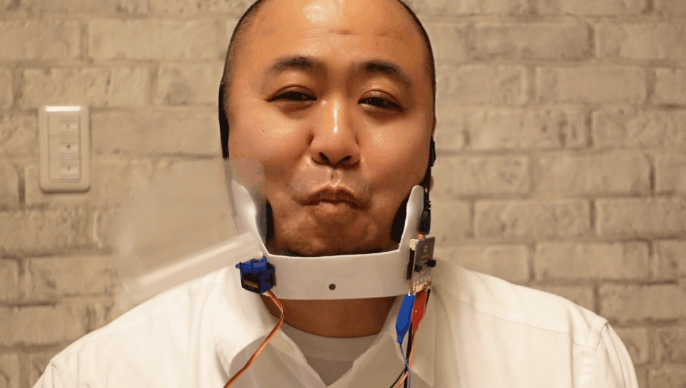 マウスシールドが自動で開閉してくれたら、ご飯も捗りますよね