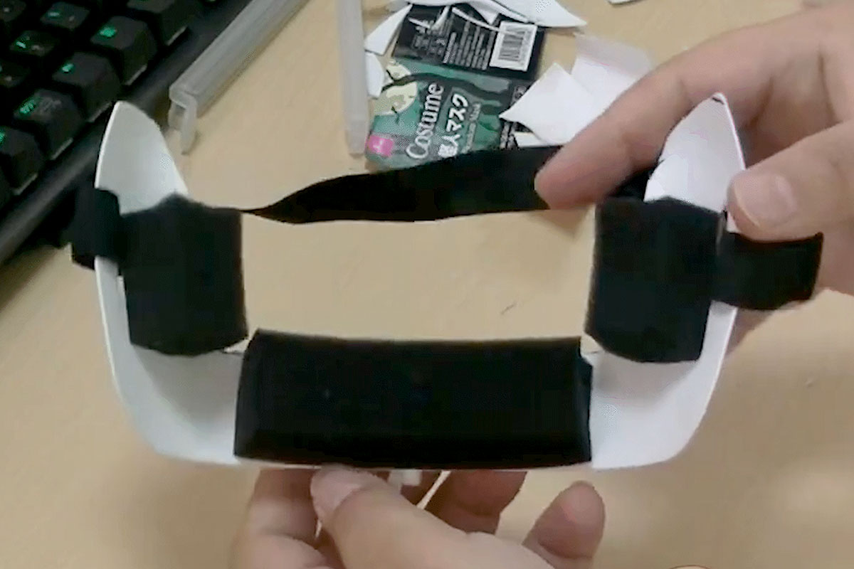 切り取ったマスクの裏に、顔との間のクッションとなるスポンジを貼ります。手元になければ100円ショップの隙間テープがおすすめです