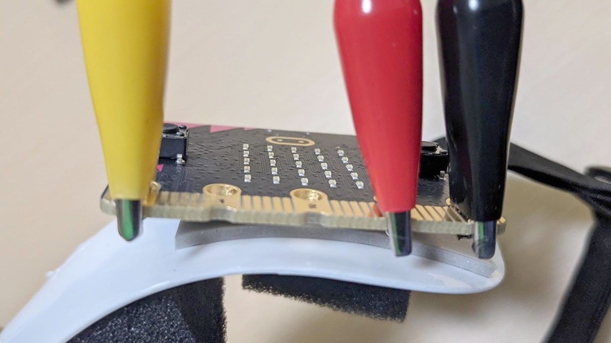micro:bit側は「0」「3V」「GND」にそれぞれワニ口を取り付けます