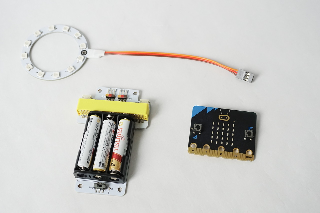 右：micro:bit本体、上：LEDボード、左：ワークショップモジュール