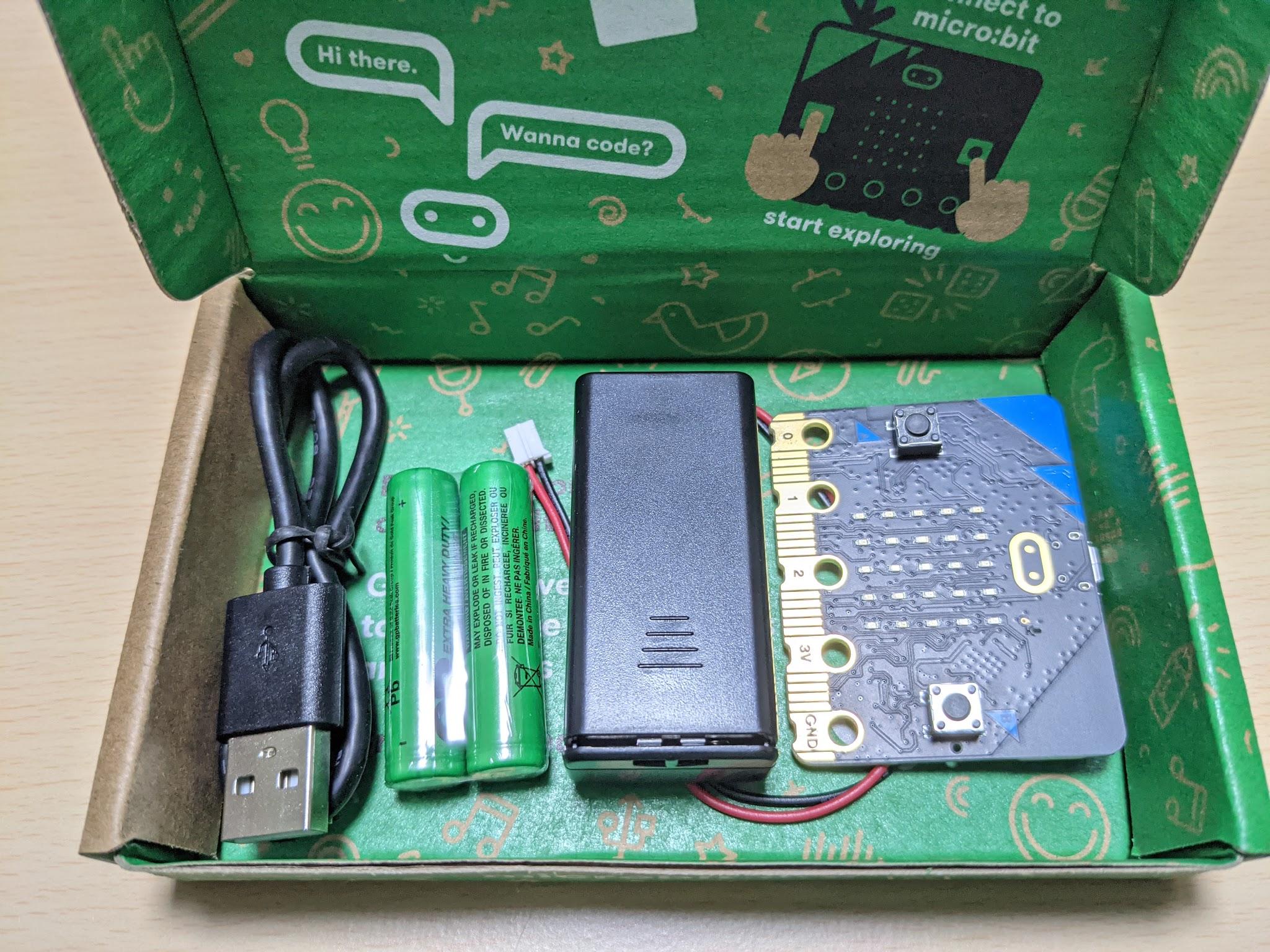 今回はmicro:bitとセットで販売されているケーブルを使いますが、micro:bitを単品で購入した場合は給電とデータ通信に対応したMicro USBケーブルを用意してください