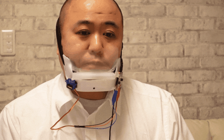 下を向くとシールドが自動で開きます