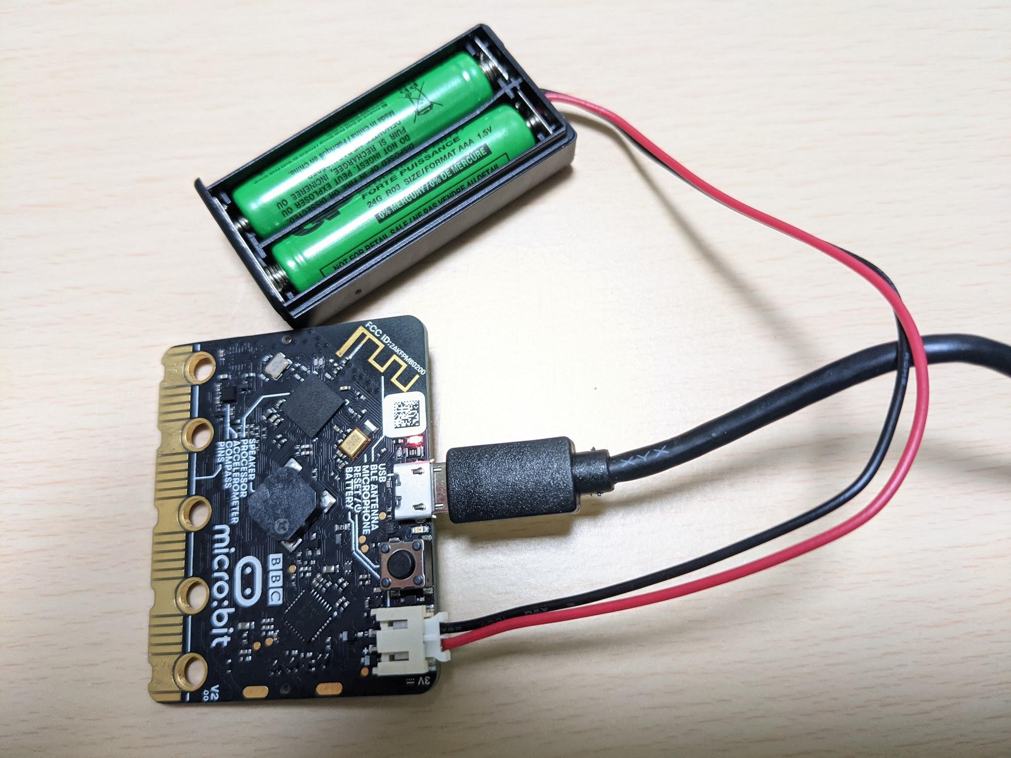 初代micro:bitを使う場合は、別売の電池ボックスも必要です