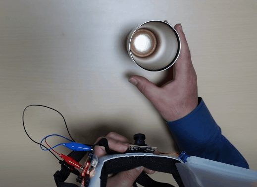 カメラの前にコップを出したり、ひっこめたりすると動画の様に自動的に開閉します。