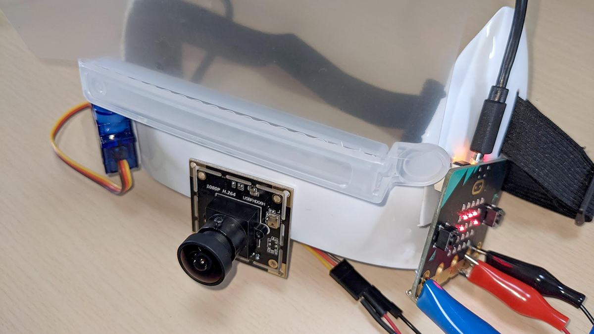 マウスシールドに取り付けたUSBカメラで飲み物を認識させます