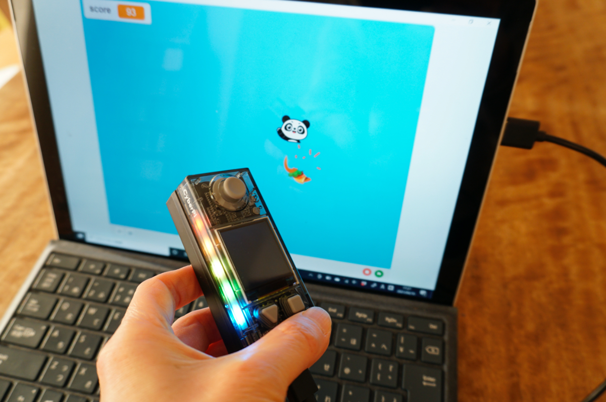 実際に動かしているところ。ハンバーガーを食べた瞬間に「CyberPi」の方から音と光が出て反応するようにプログラムした。臨場感が出る