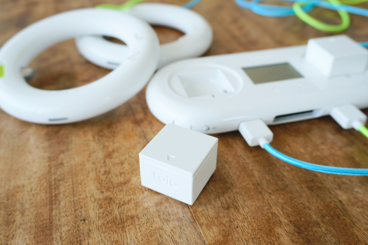 toio本体。カートリッジをセットする「toio コンソール」のほか、リング型のコントローラー「toio リング」とキューブ型ロボット「toio コア キューブ」が2個ずつ付いている