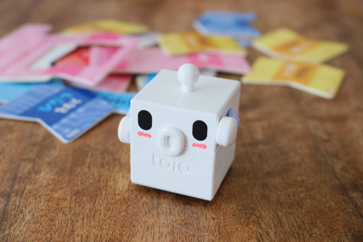 「Go Go ロボットプログラミング」についてくる顔と手のついたキャップをtoio コア キューブにかぶせるとキャラクターらしくなる