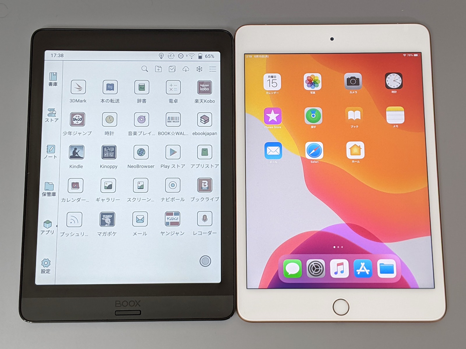 「BOOX Nova 3 Color」（左）と「iPad mini」（右）の比較。どちらもラノベや小説を表示するには十分な大きさだ