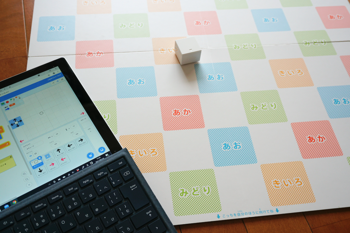 「コントローラー」は、キーボードのキーで「toio コア キューブ」を動かせるプログラム。プログラミングアプリの画面側でもキューブの位置が表示されるように作り込まれている。プログラムには適宜説明コメントがついている