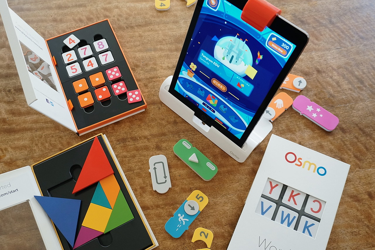 Osmoには、コーディング以外にもたくさんの学習ゲームがある。「Osmo ジーニアス スターター キット」には、計算の「ナンバース」、英語のスペリングの「ワード」、シルエットパズルの「タングラム」などが含まれる。アプリは無料でゲームごとに専用のゲームピースが用意されている。ゲームピースがなくても、アプリだけでできる学習ゲームもある