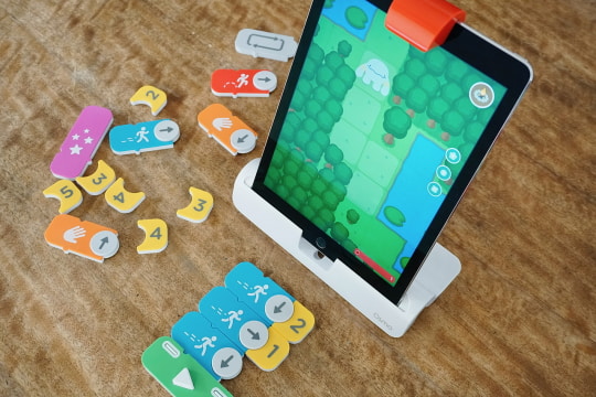 これが本物のブロックプログラミング！ iPadの前に手で並べた命令が