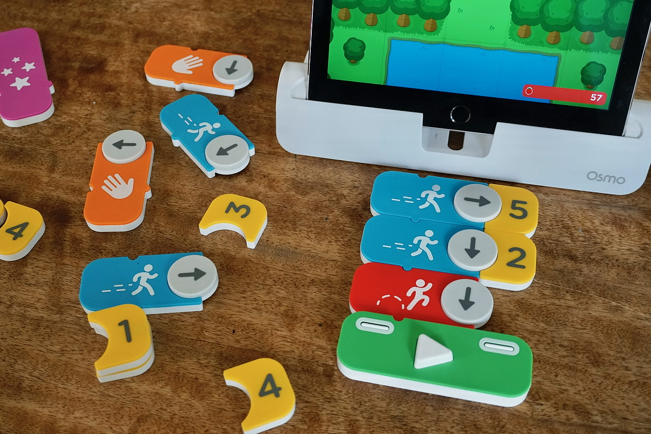 ブロックは扱いやすく、マグネットですっとくっつきあう