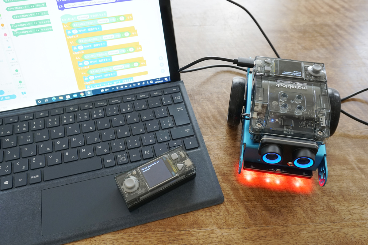 USBケーブルを順番に差して、2台のCyberPiにそれぞれのプログラムを転送