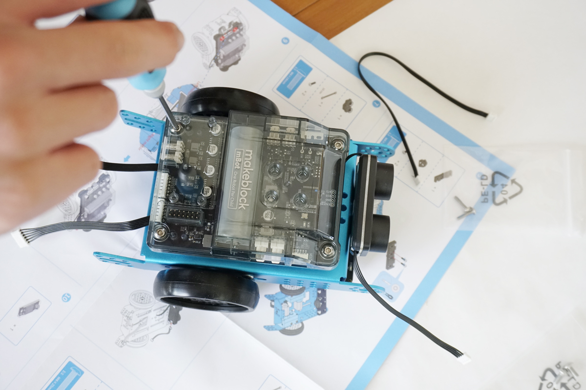 組み立てる工程。目のパーツは超音波センサーで、前方下部にはクアッドRGBセンターがつく