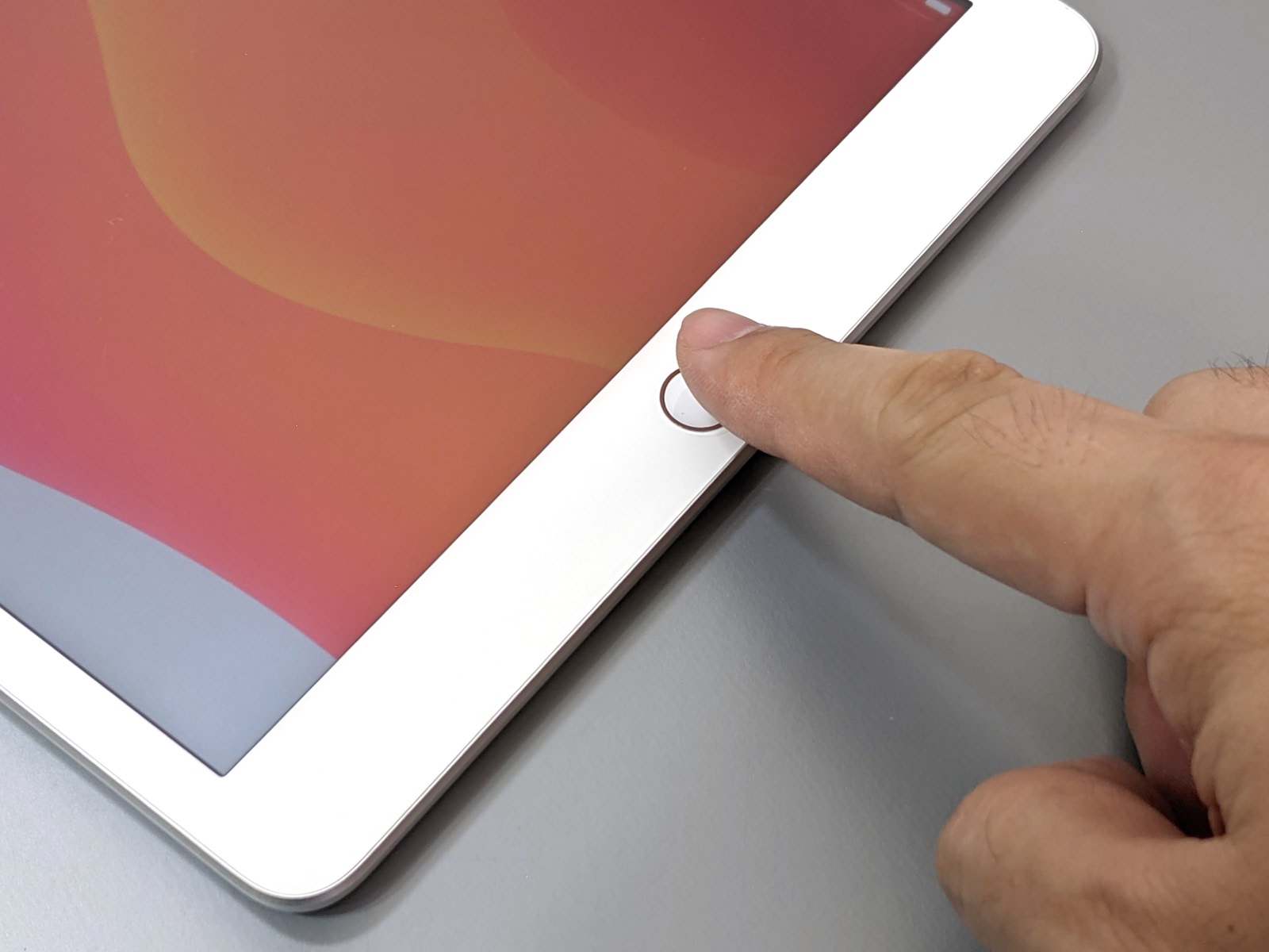 iPadはTouch IDを採用しており、指紋ですばやくロック解除が行える