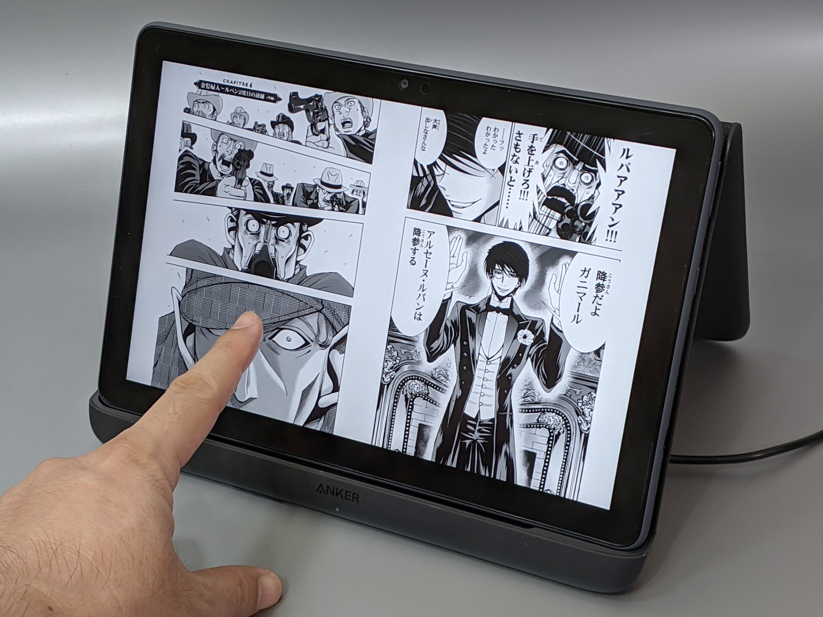 上位モデルの「Fire HD 10 Plus」はワイヤレス充電に対応。オプションの充電スタンドを読書スタンドとして使うこともできる。ちなみに縦置きも可能だ