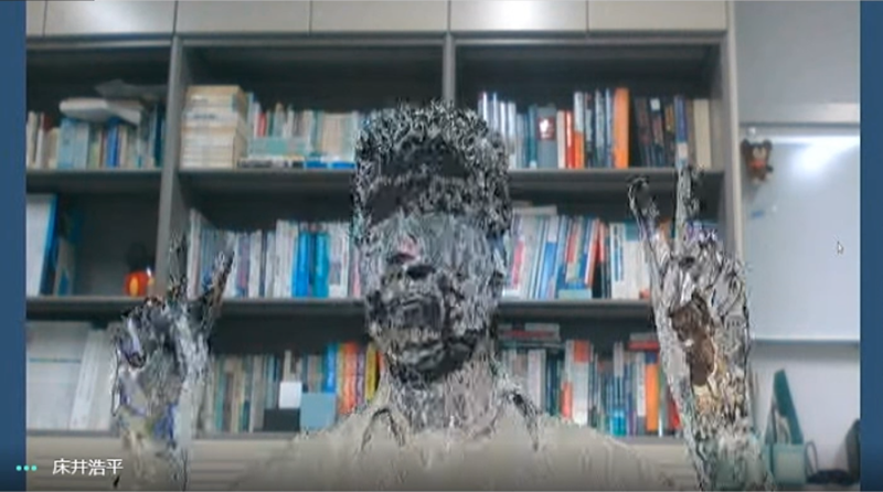 ご自身の開発したプログラムで透明人間化する床井准教授。デモは<a href="https://twitter.com/tokoik/status/1399991218277281794" class="n" target="_blank">こちらのツイート</a>から閲覧可能