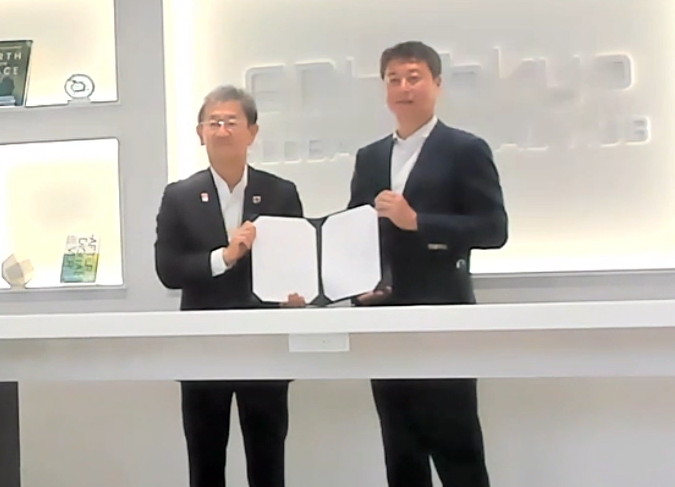 ZVC Japan カントリーゼネラルマネージャーの佐賀文宣氏（右）と、三井住友海上火災保険 常務執行役員の立松博氏（左）