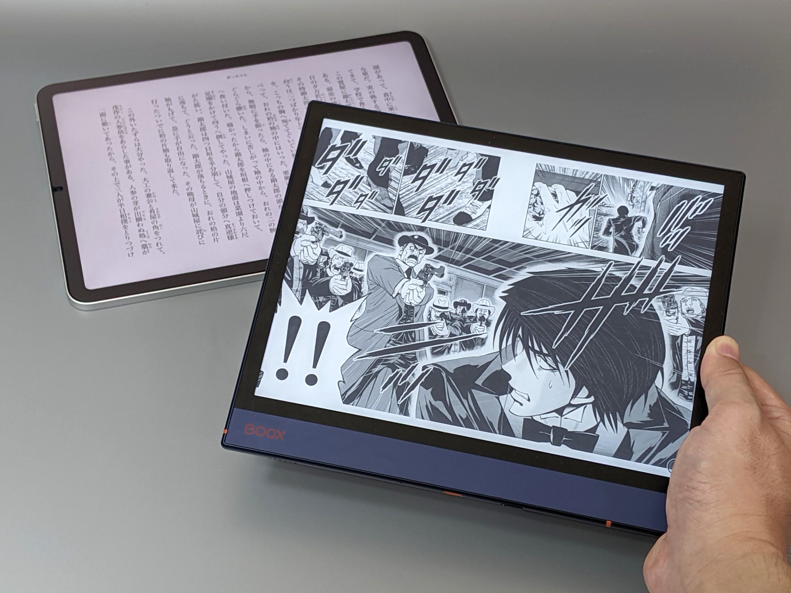 今回は目に優しい読書端末として、Appleの「iPad Air」（奥）、Onyxの「BOOX Note Air」（手前）の2製品を中心に紹介する