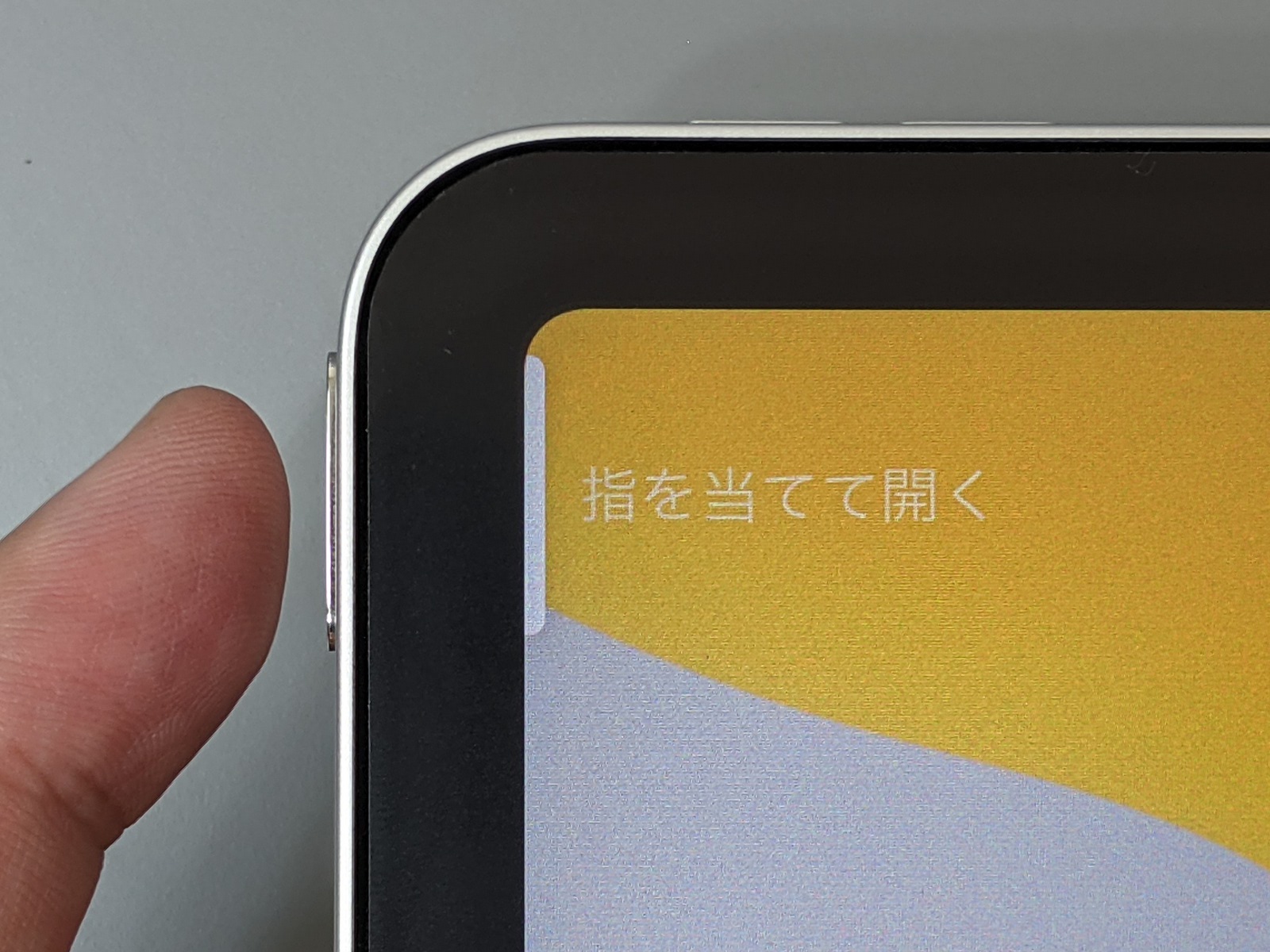 電源ボタンと一体化したTouch ID（指紋認証）によってすばやくロック解除が行えるのはiPad Airの利点の一つだ