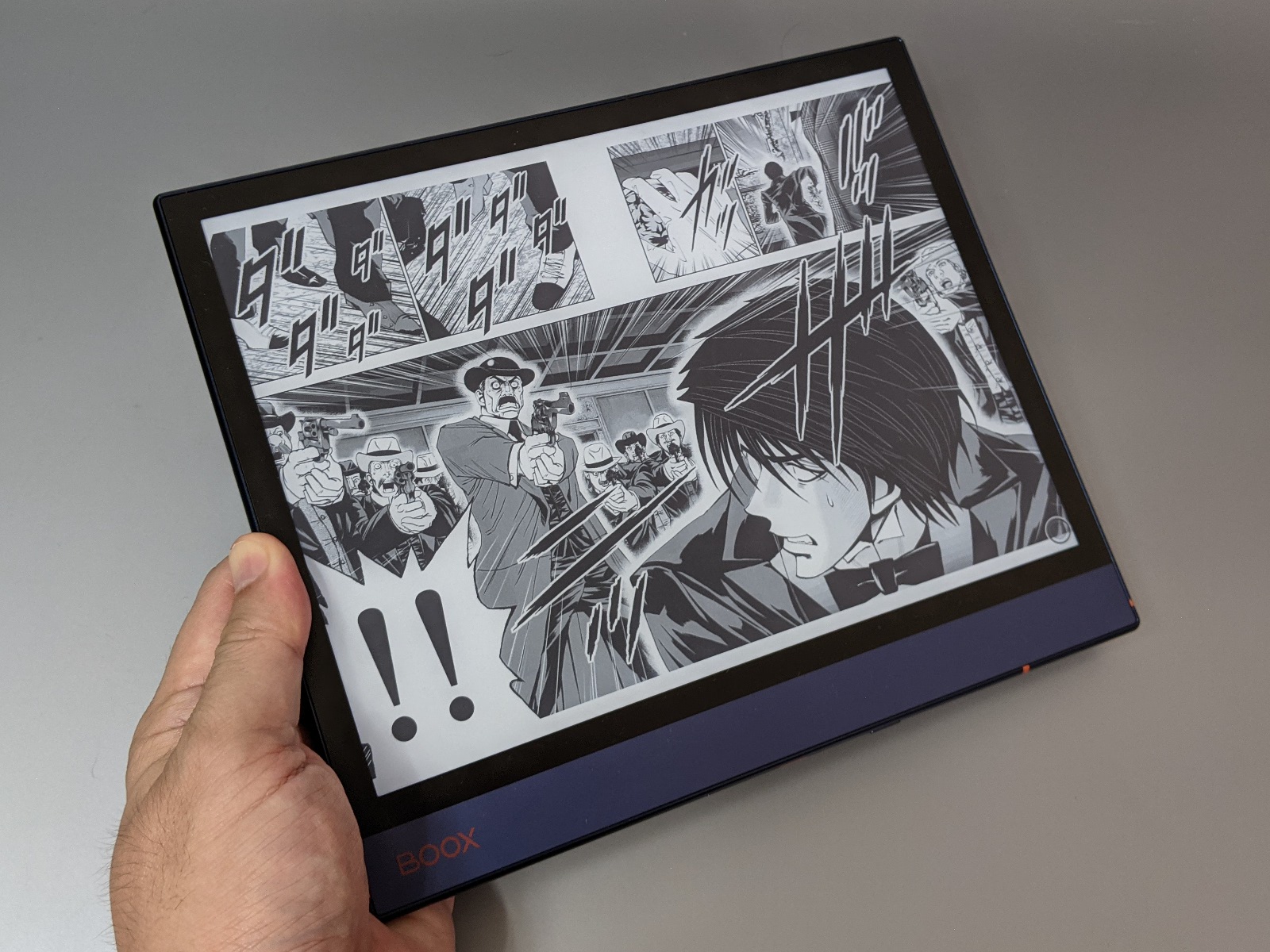 こちらもコミックの見開き表示に問題なく対応できる。もちろん縦向きでの表示も可能だ