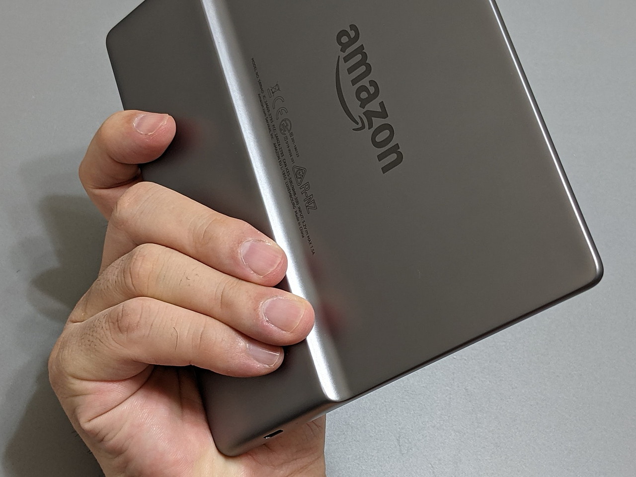 スクリーン側は薄く、本体側は厚みのあるデザイン。グリップになっており持ちやすい