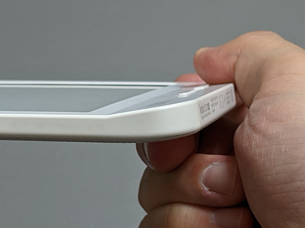 正面寄りに反ったように見えるデザインを採用。こちらも握りやすい