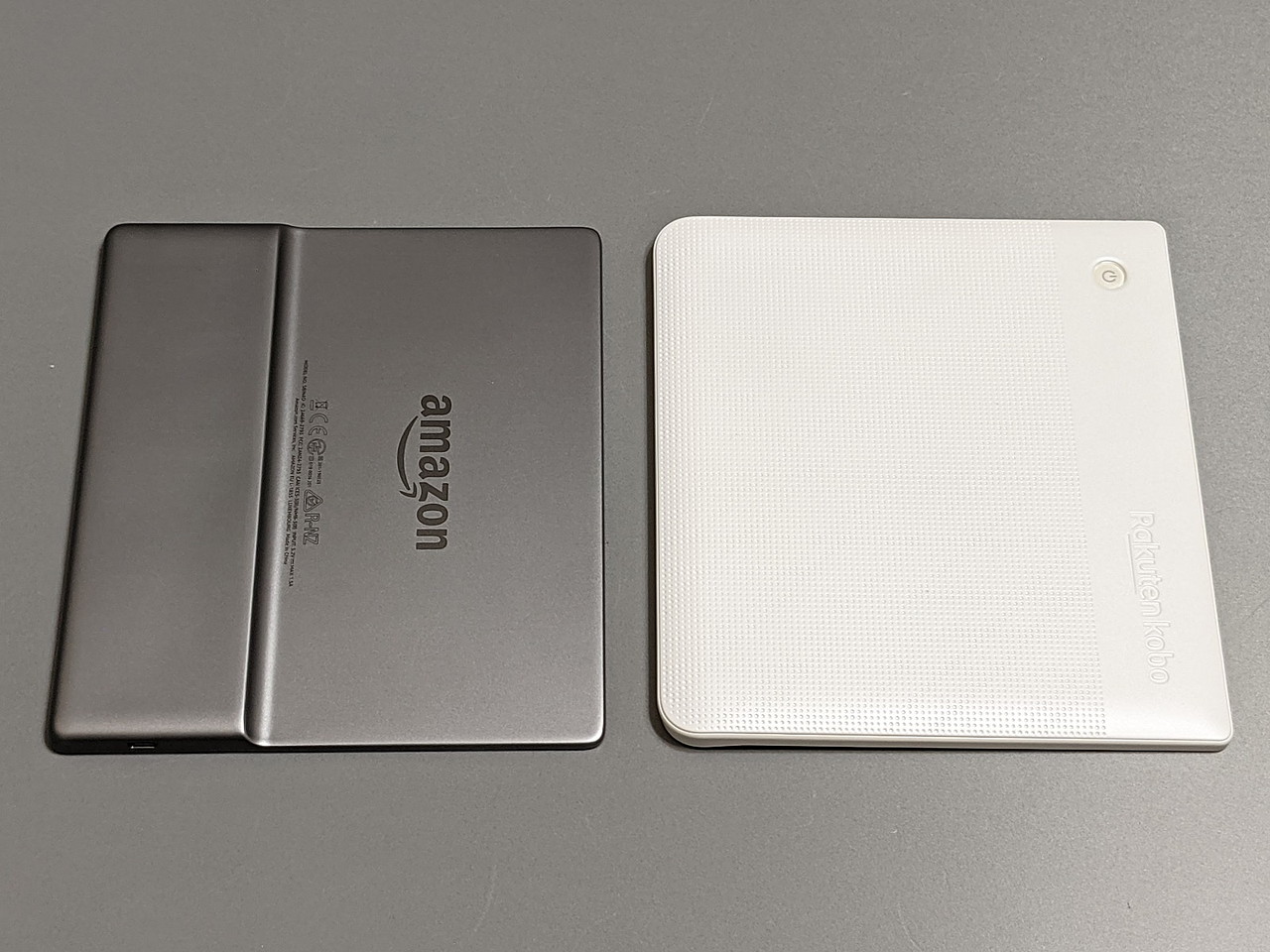 背面の比較。段差のある「Kindle Oasis」に対し、「Kobo Libra H2O」は滑り止めの凹凸パターンが全面に刻印されている