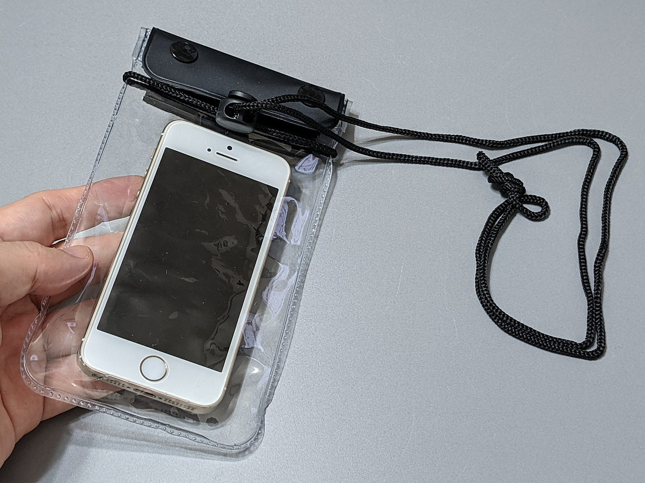 かつて端末に防水機能がなかった頃は、こうしたビニール製の防水ウォレットにスマホを入れて浴室に持ち込むこともあった。もっとも湿気で曇りやすい上、ケースの上からの操作しづらく、買ったはいいいがすぐ使わなくなった人も多かったはずだ