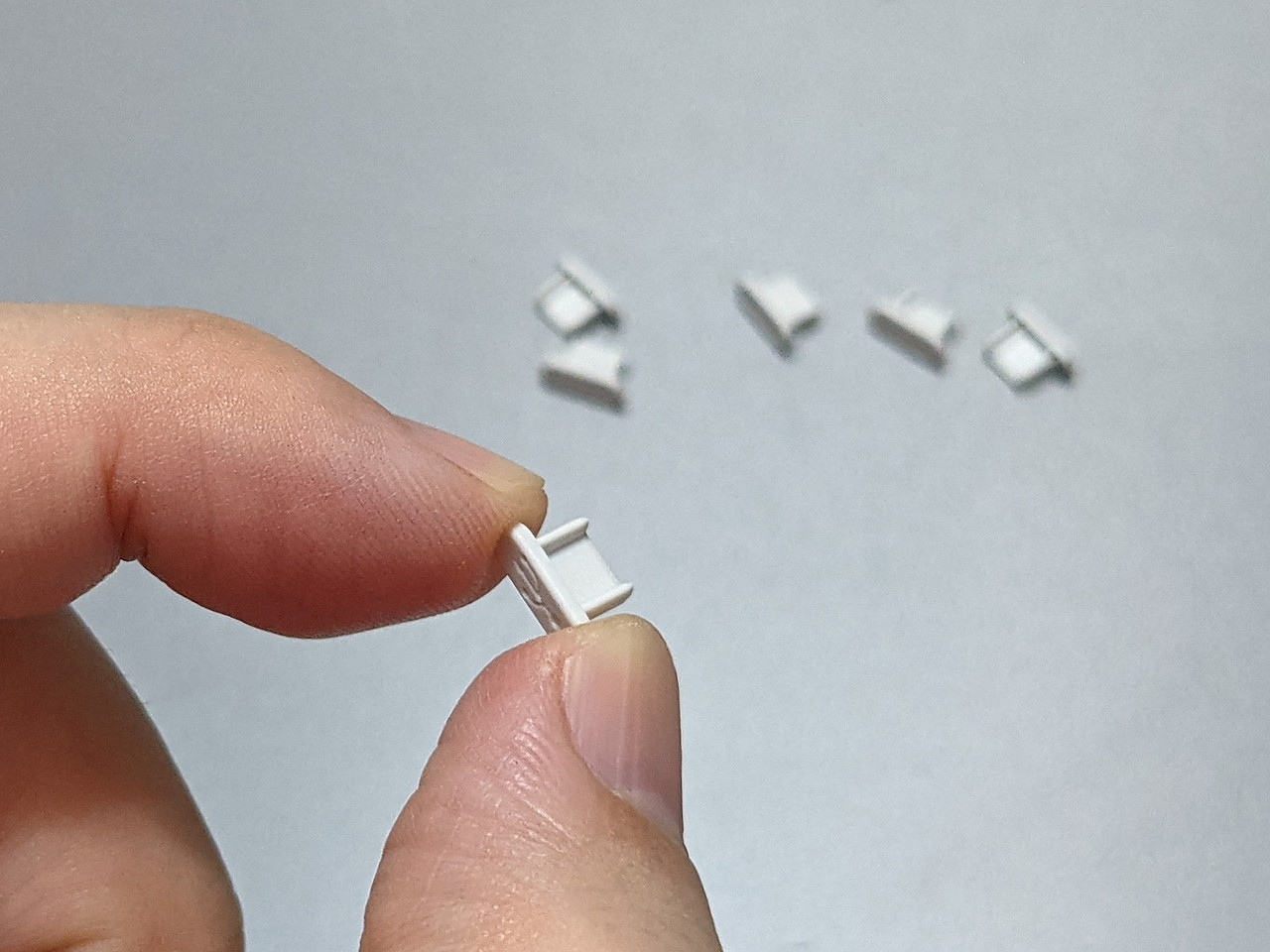 市販のコネクタ用キャップ。数百円で入手できる。写真はmicroUSB用キャップが6個セットになった、テクノベインズ「USBMCBLCK-I0-6」