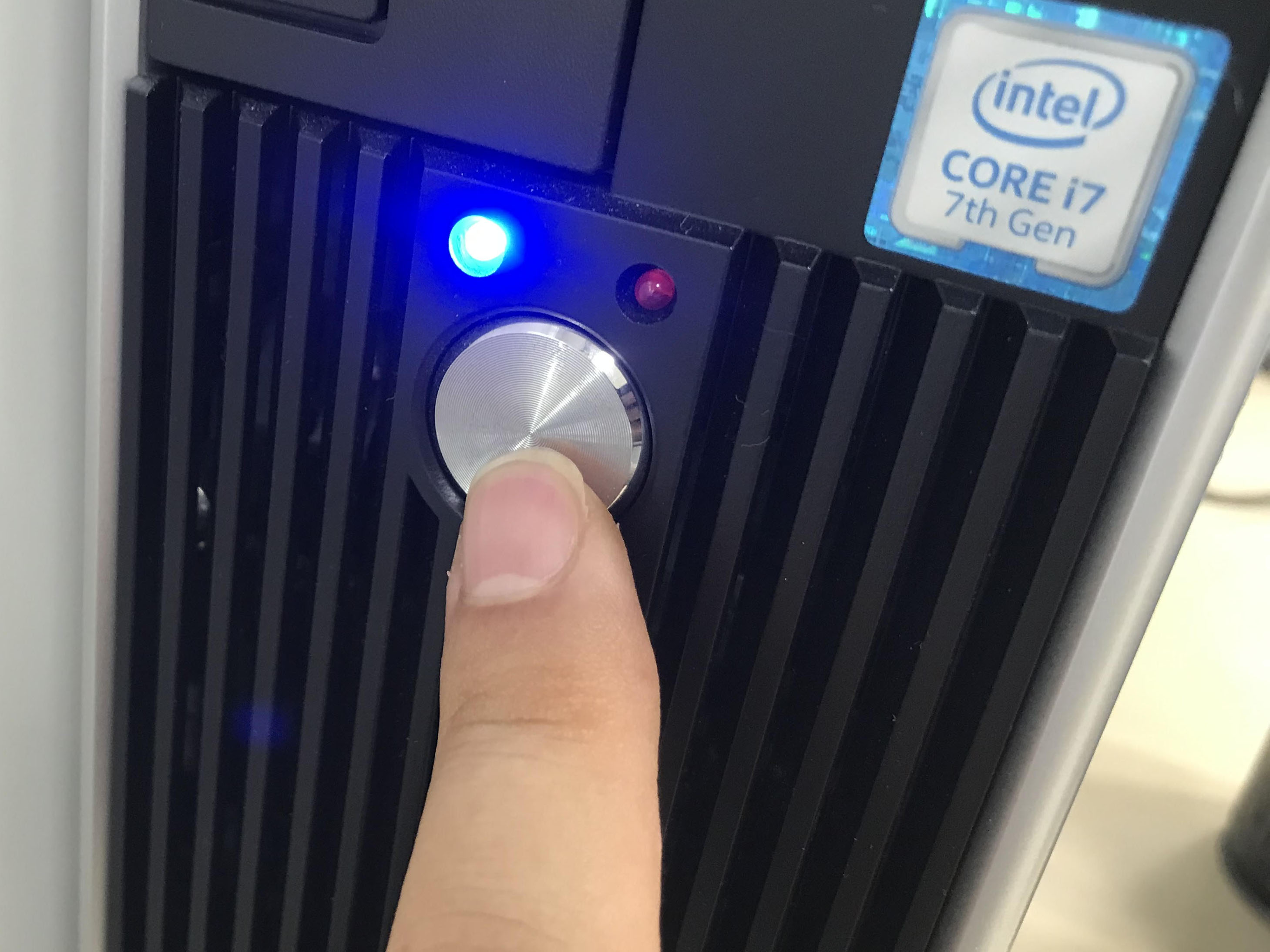 会社に置いてあるPCは、「出社している誰か」に再起動をお願いせざるを得ないことがあった