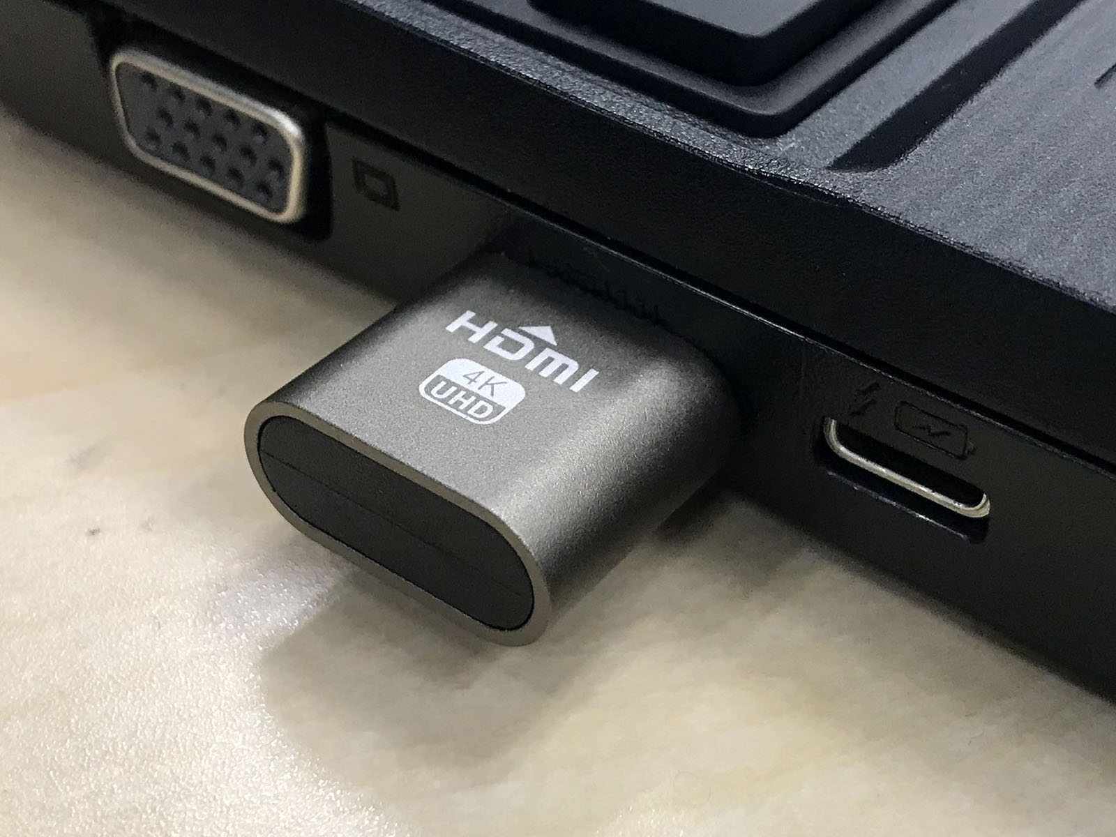 HDMIのダミープラグ。価格的には1千円台前半から販売されているので、利用方法に合わせて用意するといいだろう。