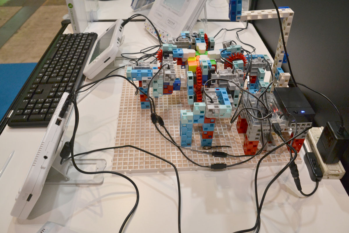 複数の配線を使い、かなり大がかりなロボットも制御できるのがわかる