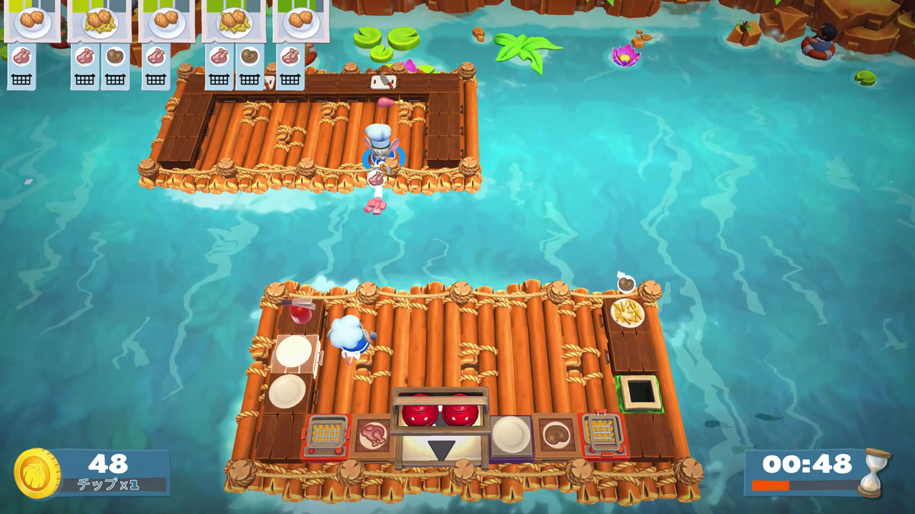 水上のステージではお互いの厨房を行き来できず、食材を投げ渡さないと調理できない