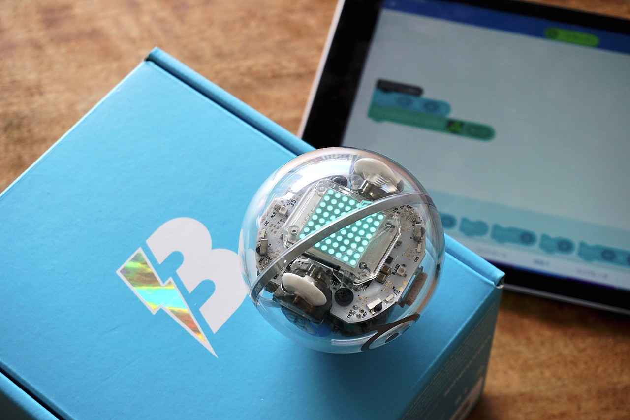 「Sphero Bolt」本体。ツルッとした透明の球体で、中もよく見えるようになっている