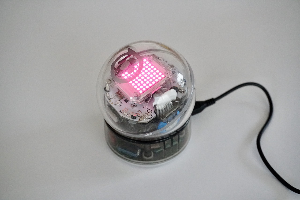 充電は専用充電器にのせるだけ。充電器はUSBケーブルで給電