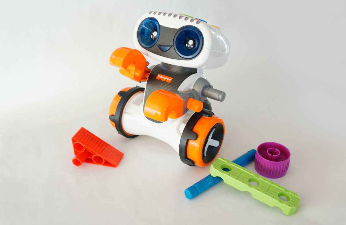 赤と黄緑のパーツでシーソーの形にしてバランスをとったり、傾斜を作って紫のパーツを転がしたりして、力学を実感