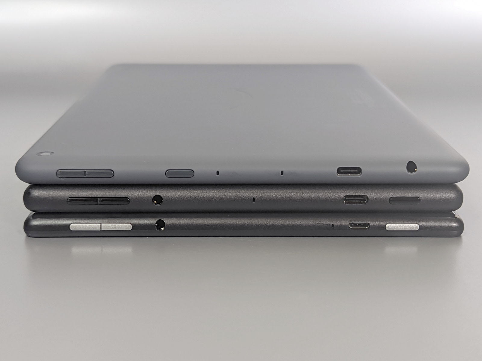 上から、第11世代の上位版「Fire HD 10 Plus」、第9世代、第5世代。第9世代以降は端子がUSB Type-Cに改められている