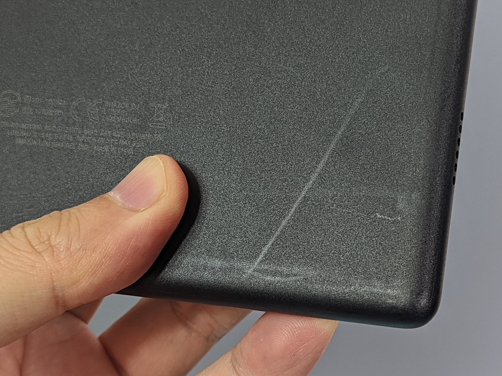 背面が樹脂製ゆえ摩擦によるキズがつきやすいのは、この第9世代のほか、第11世代（Plusを除く）、第7世代共通の欠点