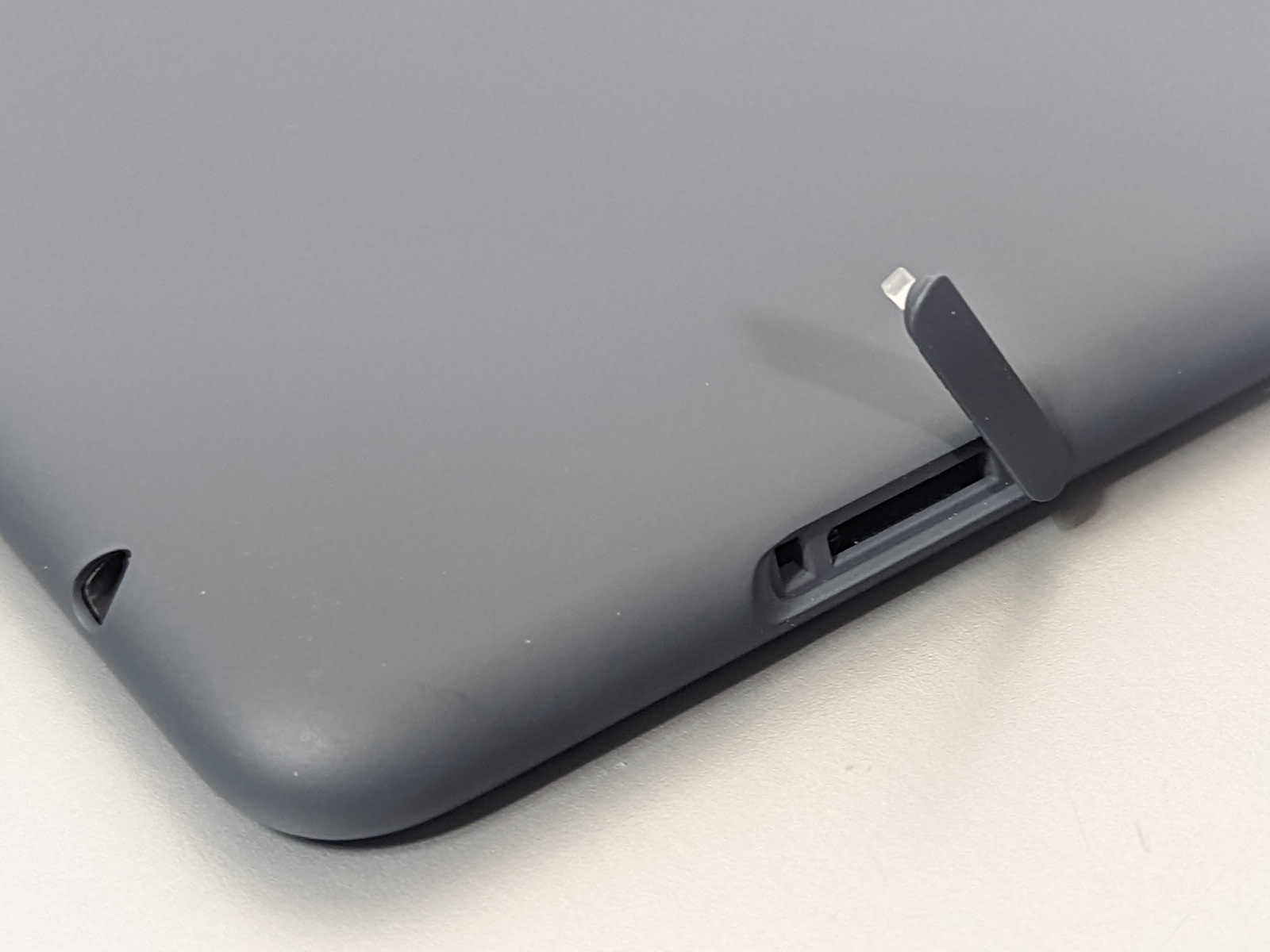 メモリカードスロットを搭載するのは全モデル共通の特徴。ただし最大容量はモデルによって異なる