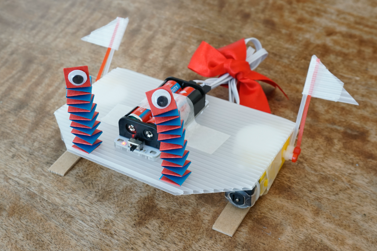 コードを尻尾のように束ねてリボンをつけ、ココロキットを本体に貼り付けて全体がすっきりした