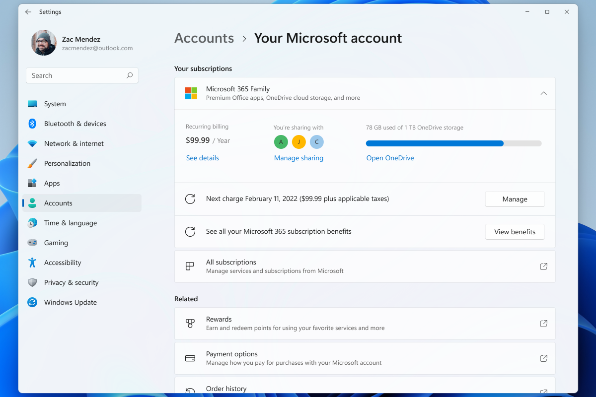 ［Microsoft アカウント］画面で「Microsoft 365 Family」（日本未提供）のサブスクリプションを管理する様子