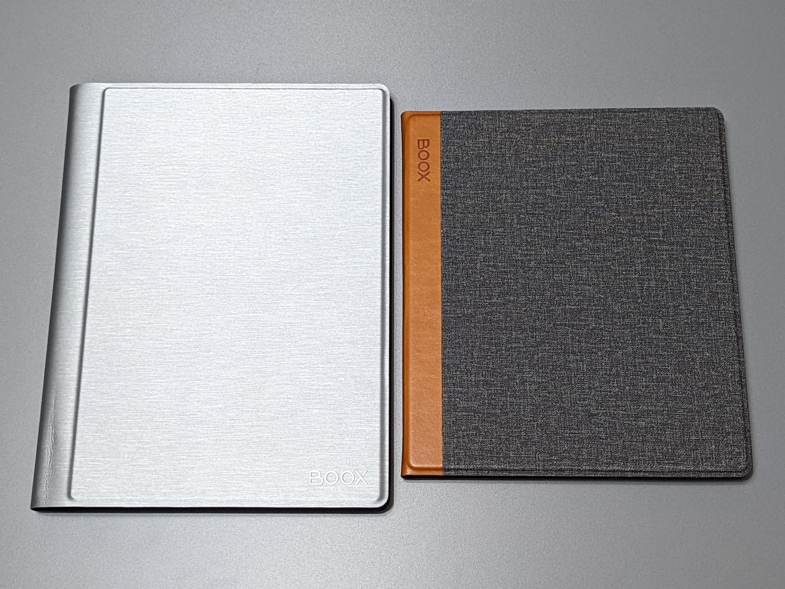 ページめくりボタン付保護カバーを閉じた状態。デザインはまったく異なる