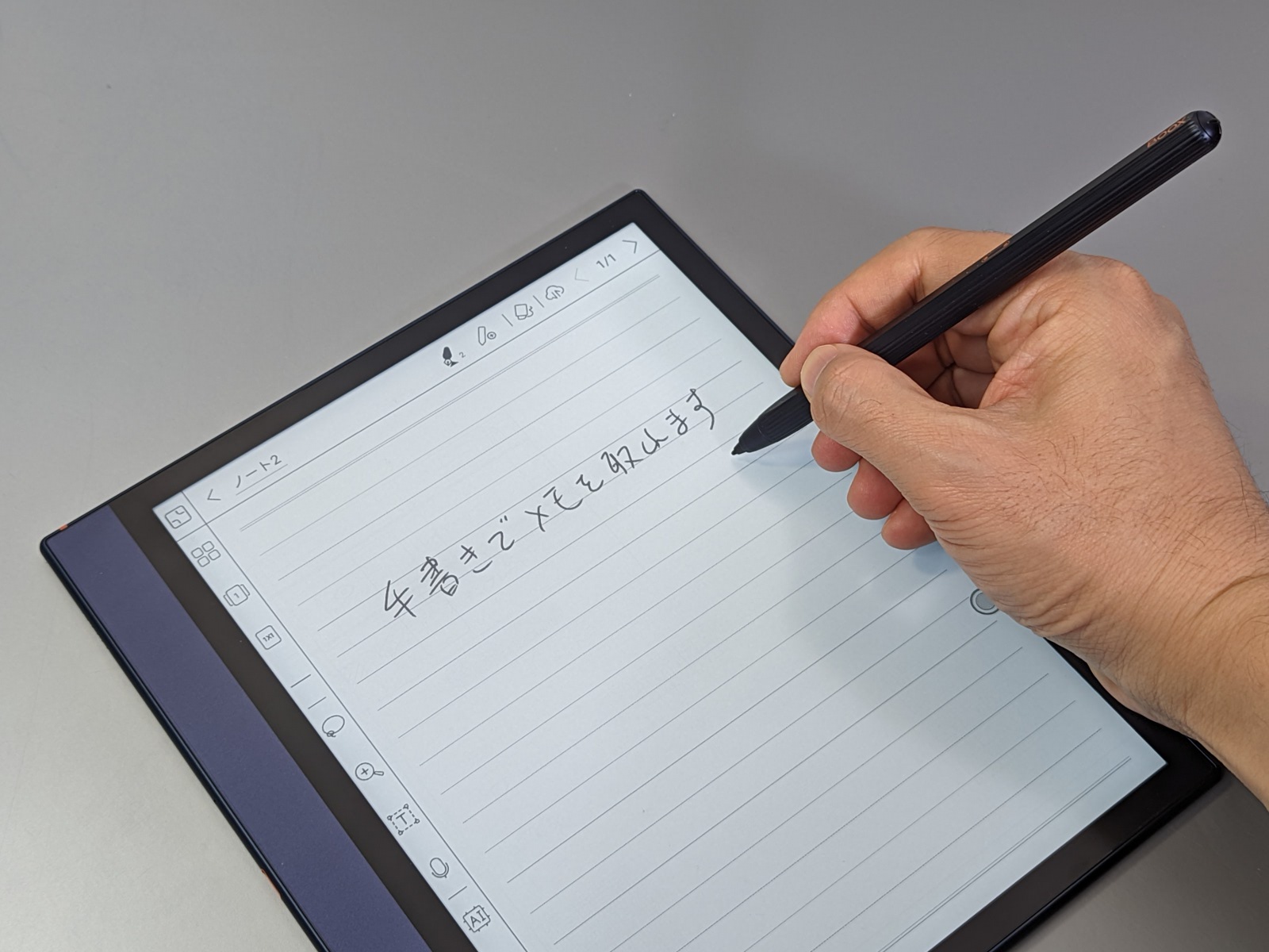 スタイラスを使って手書きのノートとして使える。PDFへの書き込みが行えるのも利点のひとつだ