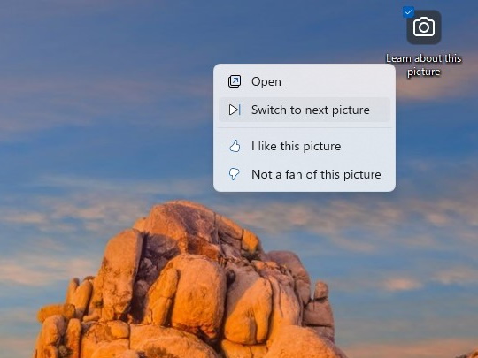 デスクトップ右上に専用のアイコンが追加。右クリックメニューで写真を評価したり、次の写真へ切り替えられる